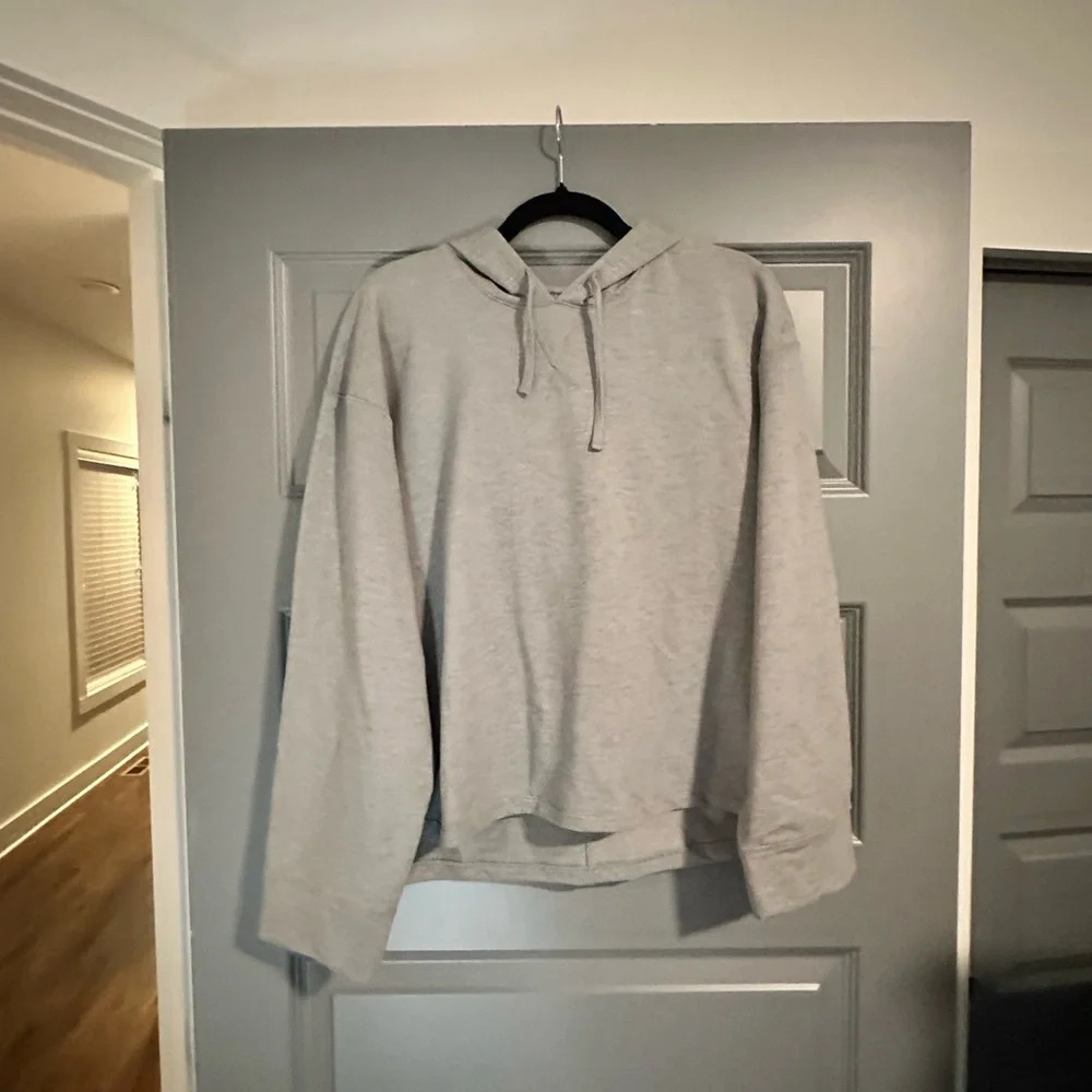 Women's XS Nike Yoga Dri-FIT Pullover Hoodie Top Gray NWT - Picture 4 of 5